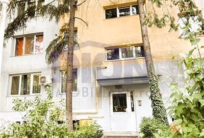 Apartament cu 3 camere decomandat în Drumul Taberei