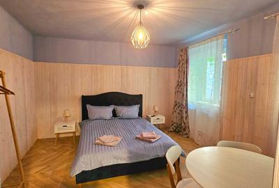 Apartament cu 2 camere, situat la casa + curte, ultracentral in Piata Sfatului - 1