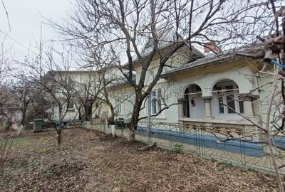 Casă individuală cu 8 camere în Dămăroaia