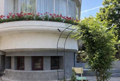 Jumatate vila Cotroceni, renovat, instalatii noi, garaje, curte, terasa - 8