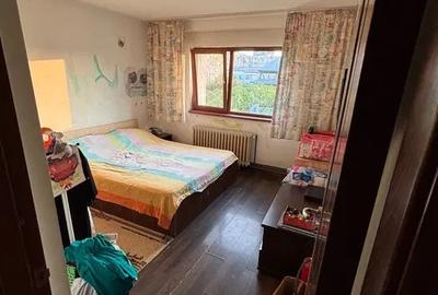Apartament cu 3 camere decomandat, mobilat în Nicolina