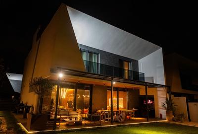 Vila Care Iti Aduce Acasa Visul Cu O Piscina Suspendata - 14