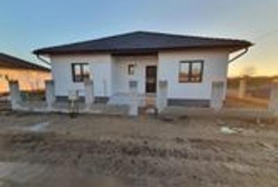 Casa 4 cam.2 băi,1 pivniță 1 dressing,500mp.teren,gard,pavaj - 1