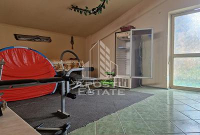 Casa familiala cu spatiu comercial si garaj P+1E+M 720 Mp - 48