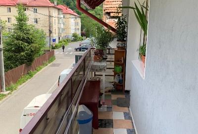 Închiriez 2 camere din care una la mansarda - conditii bune. - 12