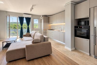 Apartament cu 2 camere semidecomandat, mobilat în Sopor