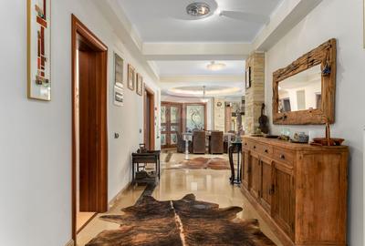 Vilă cu parc, piscină, jacuzzi și foișor, panouri fotovoltaice - 1