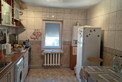 Apartament cu 3 camere Zona centrala Str. Bucegi Liceul de Arte etaj 3 , 2 balc - 2