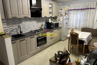De vanzare apartament cu 3 camere, zona Mall. - 3