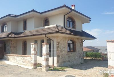 Casă individuală cu 5 camere în Dezmir