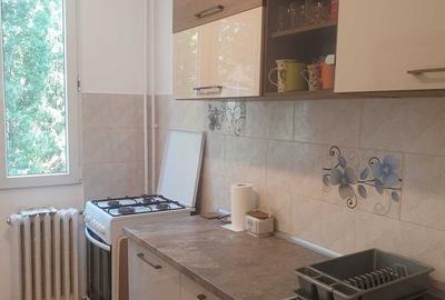 Apartament cu 3 camere semidecomandat, mobilat în Berceni