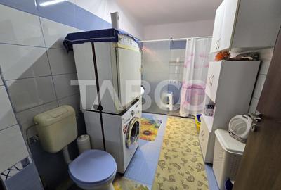 Casa de vanzare cu 6 camere 2 parcari curte libera 200 mp in Selimbar - 9