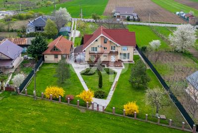 Casă/vilă de vânzare cu teren generos 3659 mp și 3 construcții, Sărată, Bacău - 1