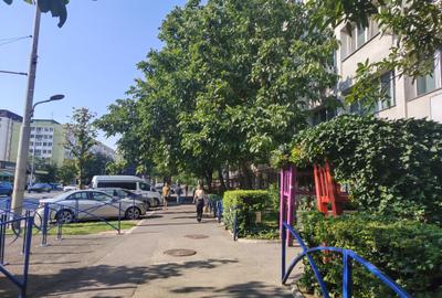Apartament cu 3 camere semidecomandat în Tineretului