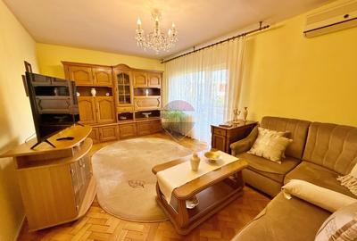 Apartament cu 3 camere decomandat, mobilat în Intim