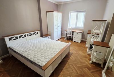 Apartament cu 3 camere semidecomandat, mobilat în Universitate