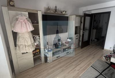 Apartament cu 3 camere decomandat în Astra