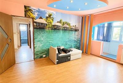 Apartament cu 3 camere semidecomandat în Rovine