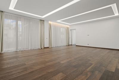 Apartament cu 5 camere decomandat în Arcul de Triumf
