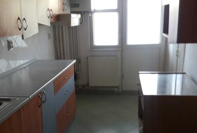 Apartament cu 3 camere decomandat, zona Tractorul