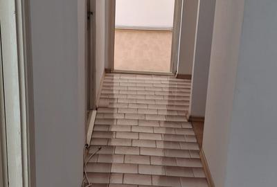 Apartament 3 camere    zona Big centru, etajul 4/4(  acoperis) decomandat cu CT. - 1