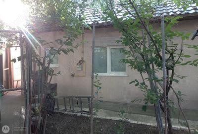 2 camere   in CASA  -central  -curte comuna-intrare separata - 1