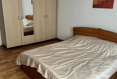 Apartament cu 3 camere semidecomandat în Tractorul