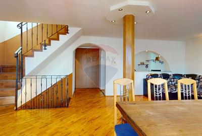 Casă individuală de vânzare | P+E+M | Central | Cristian - 1