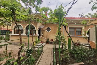 Casă cu 3 camere decomandat în Universitate