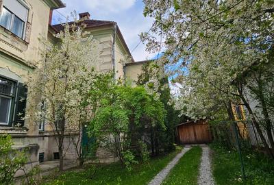 Vand garsoniera la casa situata in zona Parcului Sub Arini,parter,25m+147m teren - 10