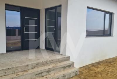 Casă parter, construcție solidă, teren generos – Cârcea, zona Metro - 5