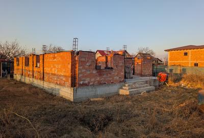 Teren 580m Șerbanesti cu casa in constructie - 1