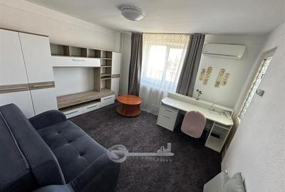 Apartament cu 2 camere decomandat în Hala Centrală