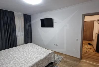 Apartament cu 3 camere semidecomandat, mobilat în Central