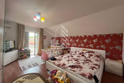 Jumatate de duplex  cu 4 camere si 2 bai, decomandat situat in Utvin - 1