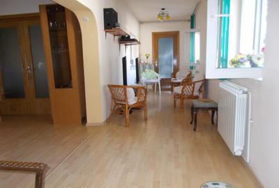 Casa 6 camere, pod 100 mp ,ICIL, pe colt,3  intrari ,2 centrale gaze ,5 bai - 10