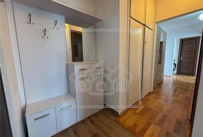 Apartament de vanzare in Sibiu - 3 camere, balcon, pivnita - zona buna - 16