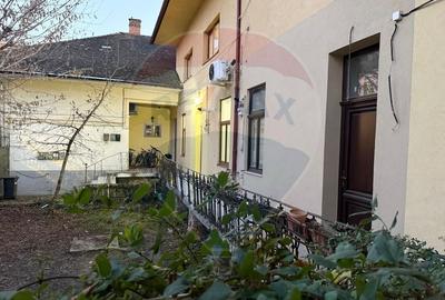 Apartament 4 camere, pe 2 niveluri si curte comuna în Centru - 38