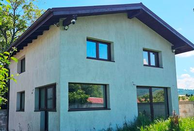 Casă cu 6 camere în Dumbrava Roșie