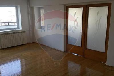 INCHIRIERE/Apartament spațios cu 4 camere – Bd. Unirii nr. 76 - 2
