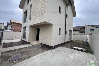 Vila  moderna, individuala cu 4 camere , 3 bai , Living , terasa acoperita, inca - 4
