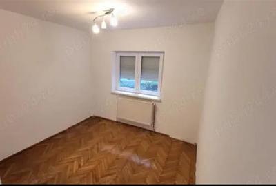 Apartament cu 3 camere decomandat în Aradului