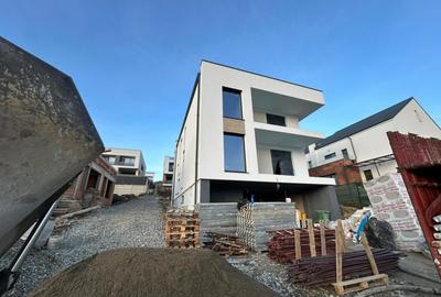 Casă individuală cu 8 camere în Iris