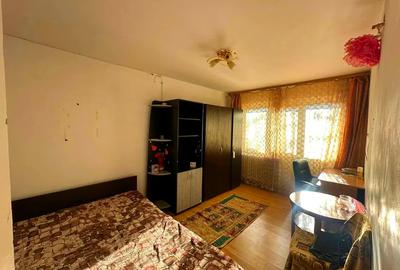 Apartament cu 3 camere decomandat în Podu Roș