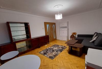 Apartament cu 3 camere decomandat, mobilat în Arcu