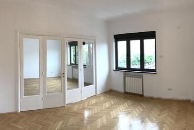 Apartament cu 5 camere, mobilat în P-ța Romană