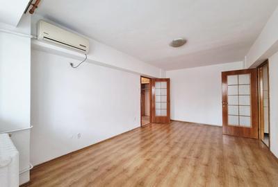 Apartament cu 3 camere semidecomandat în 1 Mai