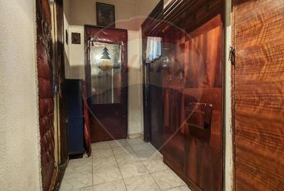 Apartament cu 2 camere  nerenovat, de vânzare în zona 1 Mai - 6