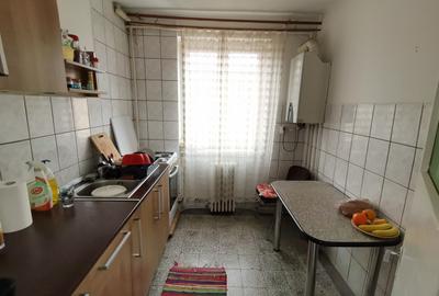 INCHIRIEZ apartament 2 camere decomandat,zona Cedonia