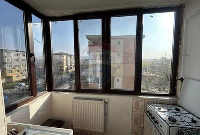 Apartament cu 3 camere decomandat de închiriat în zona Hotvon et.3 - 6